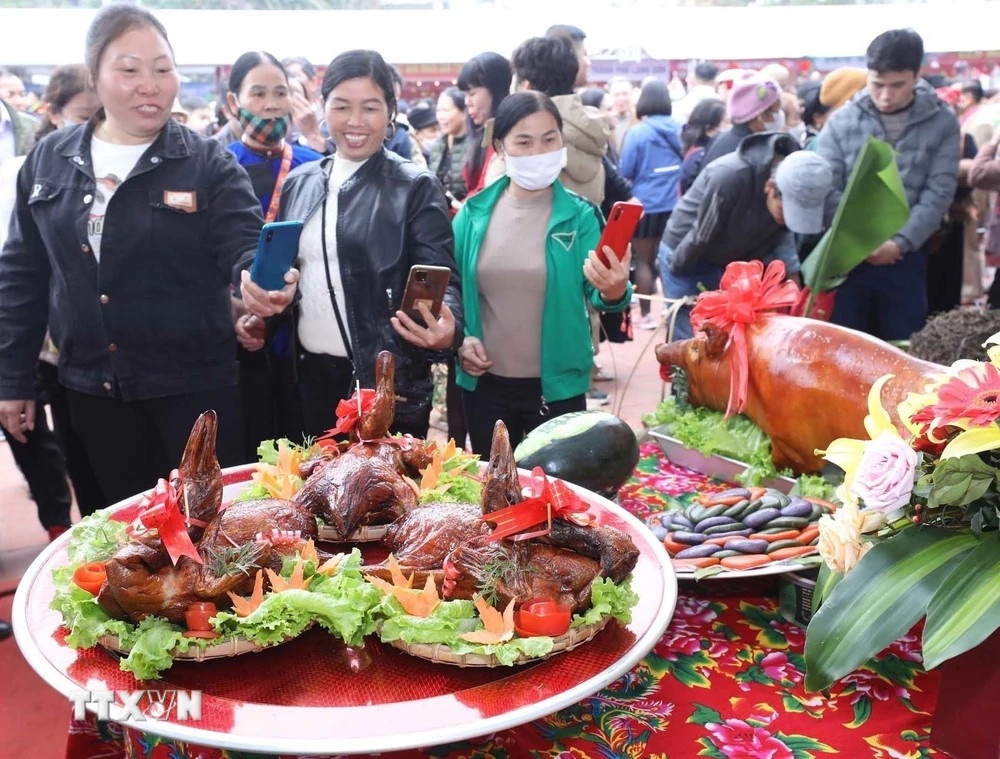 Người dân thích thú xem những sản phẩm ẩm thực vịt, lợn quay tại Hội thi Hương sắc Ẩm thực Xứ Lạng năm 2023. (Ảnh: Anh Tuấn/TTXVN) 