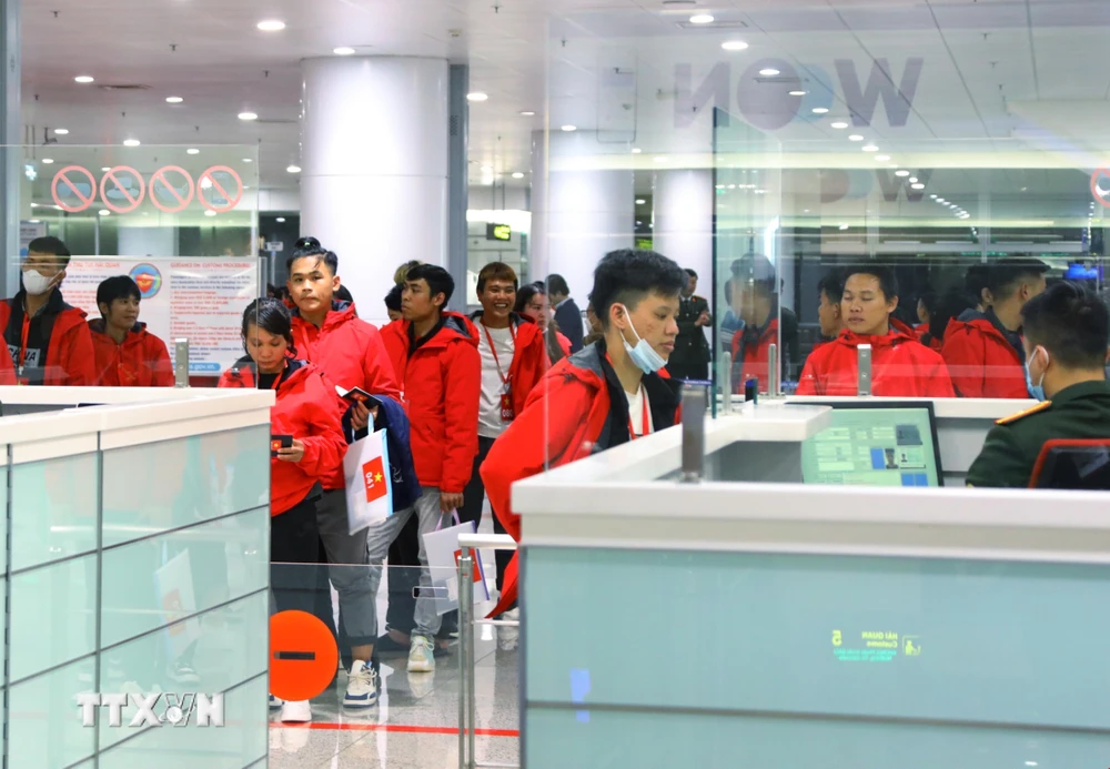 Công dân Việt Nam từ Myanmar về nước làm thủ tục nhập cảnh tại Sân bay Quốc tế Nội Bài, Hà Nội, rạng sáng 5/12. (Ảnh: Văn Điệp/TTXVN_ 