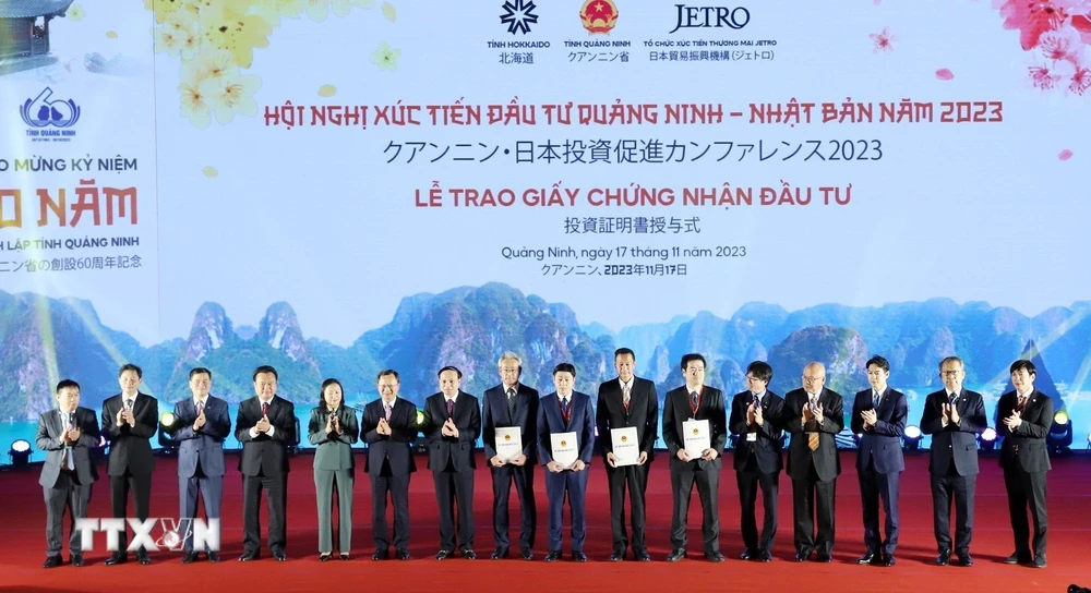 Trao Giấy chứng nhận đầu tư cho các dự án FDI của Nhật Bản tại tỉnh Quảng Ninh. (Ảnh: Văn Đức/TTXVN)