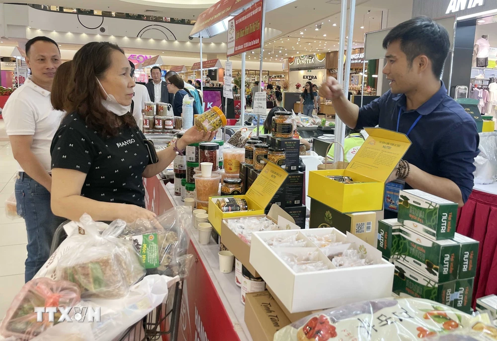 Khách tham quan mua sắm tại hội chợ xúc tiến thương mại nông nghiệp, sản phẩm OCOP Hà Nội 2023. (Ảnh: Trần Việt/TTXVN) 