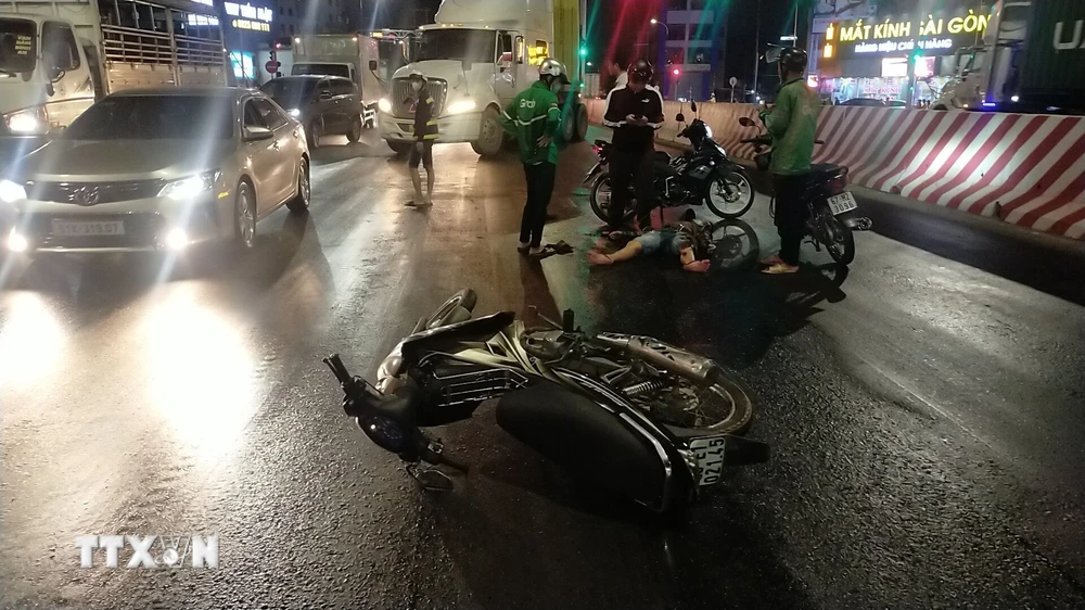 Hàng chục người dân té ngã vì xe chở dầu rò rỉ chảy ra đường. (Ảnh: Huyền Trang/TTXVN) 