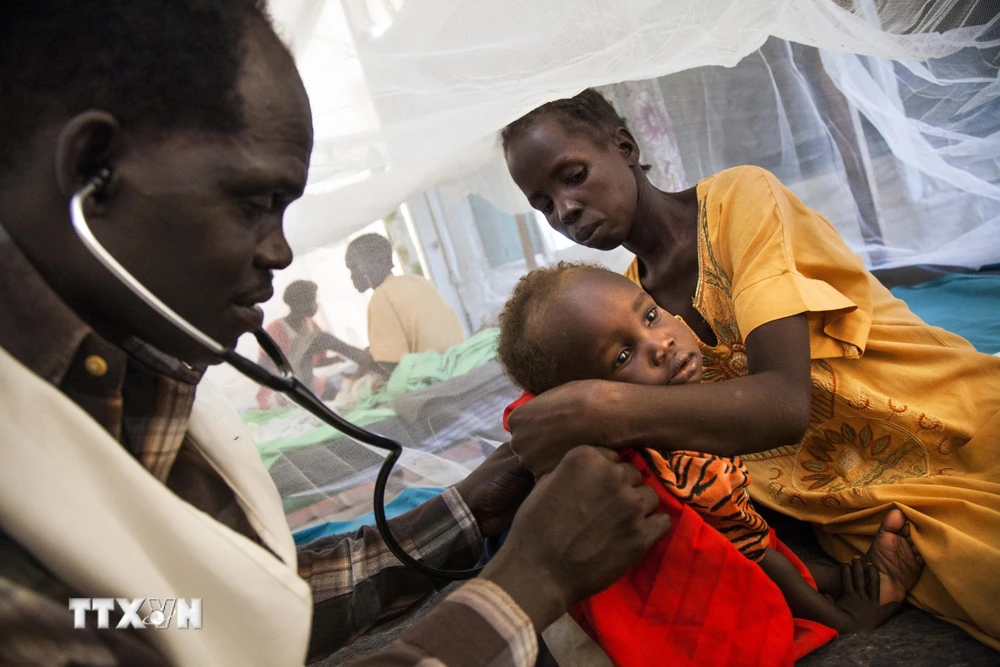 Nhân viên y tế khám bệnh cho một em nhỏ tại bệnh viện ở Malakal, Nam Sudan. (Ảnh: AFP/TTXVN) 