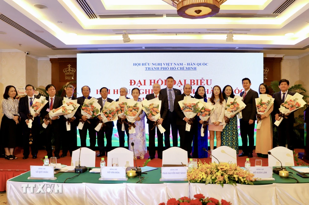 Ban chấp hành Hội Hữu nghị Việt Nam-Hàn Quốc Thành phố Hồ Chí Minh nhiệm kỳ 2023-2028 ra mắt đại hội. (Ảnh: Hồng Giang/TTXVN)