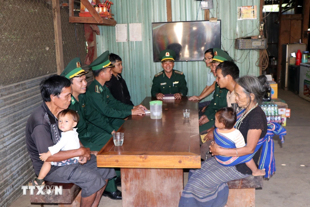 Lực lượng Biên phòng tỉnh Kon Tum tuyên truyền các chủ trương của Đảng, chính sách pháp luật của Nhà nước đến từng hộ dân tộc thiểu số trên địa bàn. (Ảnh: Khoa Chương/TTXVN)
