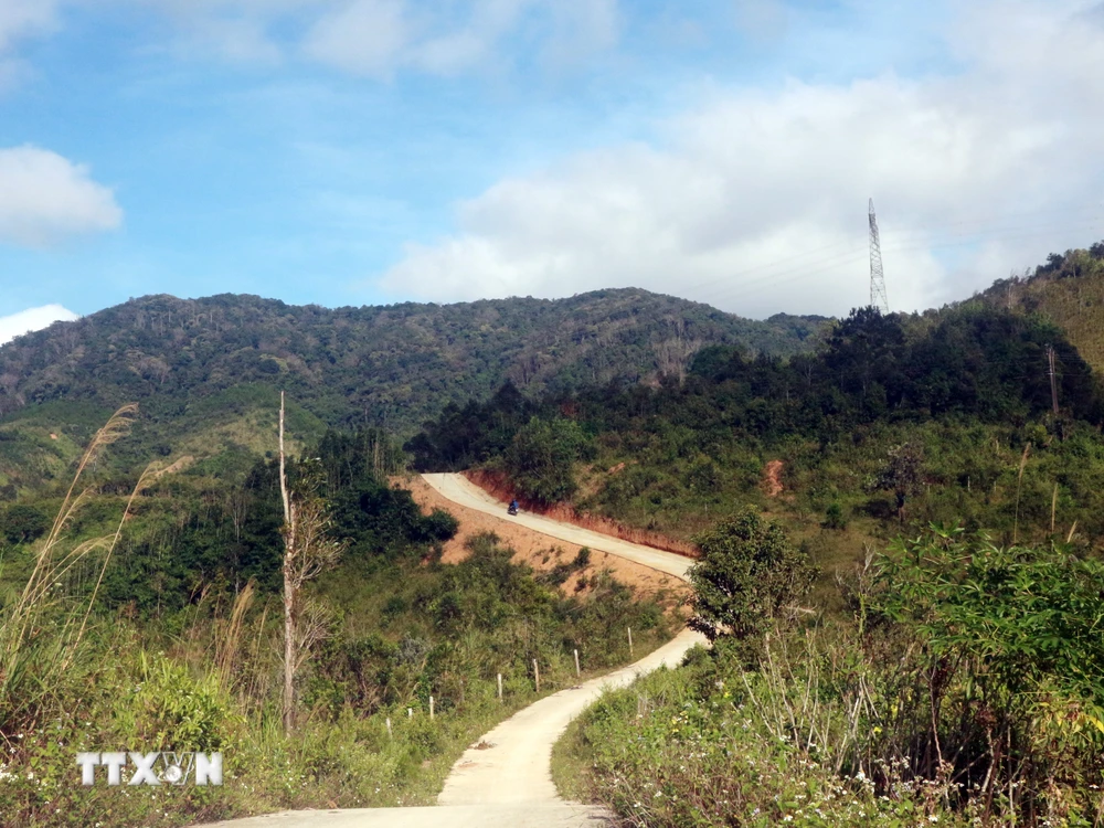 Nhiều tuyến đường liên thôn, làng và đường đi khu sản xuất được đầu tư xây dựng phục vụ nhu cầu thiết yếu của người dân trên địa bàn huyện Đăk Glei (tỉnh Kon Tum). (Ảnh: Khoa Chương/TTXVN) 
