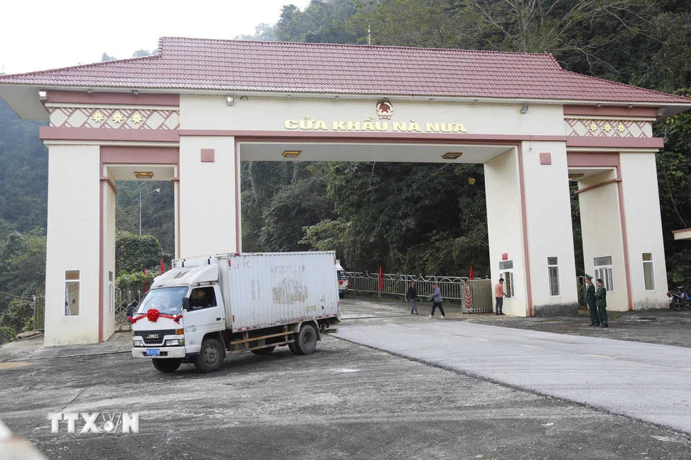 Phương tiện chở hàng xuất nhập khẩu qua lại tại Cửa khẩu Nà Nưa, tỉnh Lạng Sơn. (Ảnh: Quang Duy/ TTXVN)