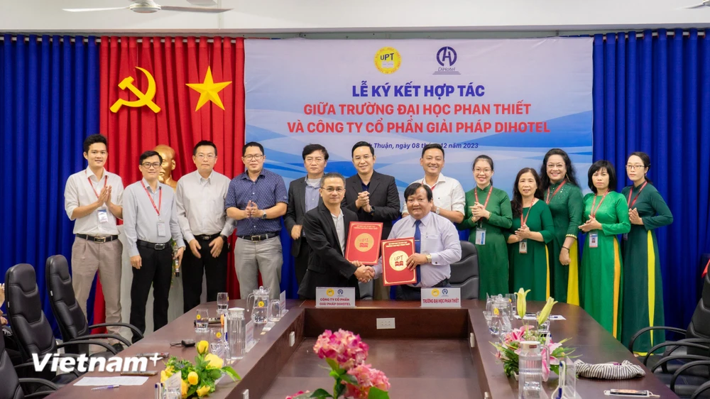 DiHotel ký kết biên bản tặng sinh viên Đại học Phan Thiết phầm mềm quản lý khách sạn. (Nguồn: Vietnam+)