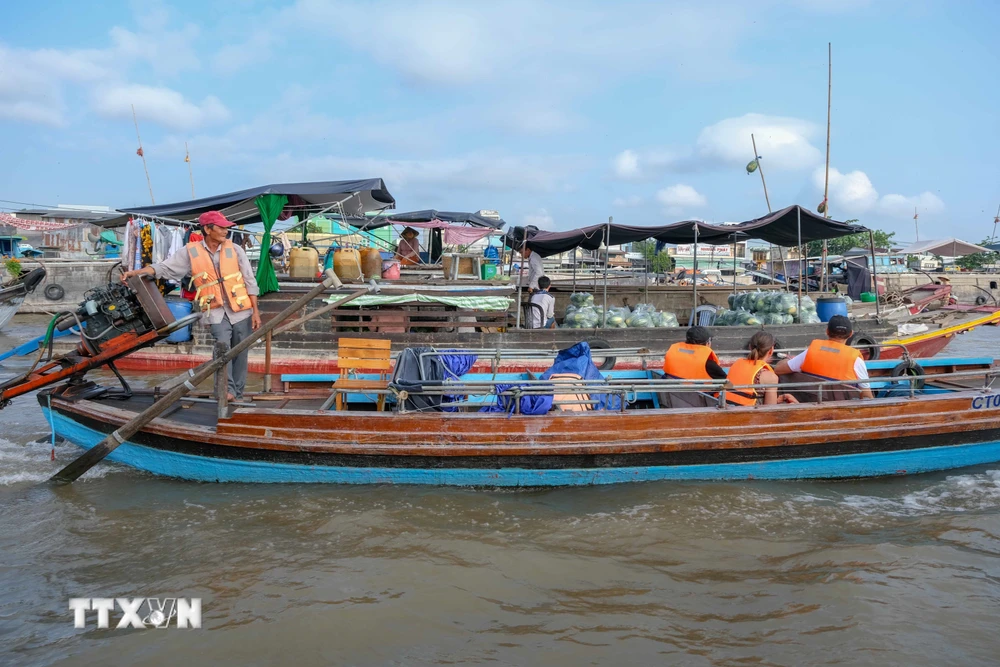 Thuyền chở khách du lịch tham quan chợ nổi Cái Răng. (Ảnh: Thanh Liêm/TTXVN)