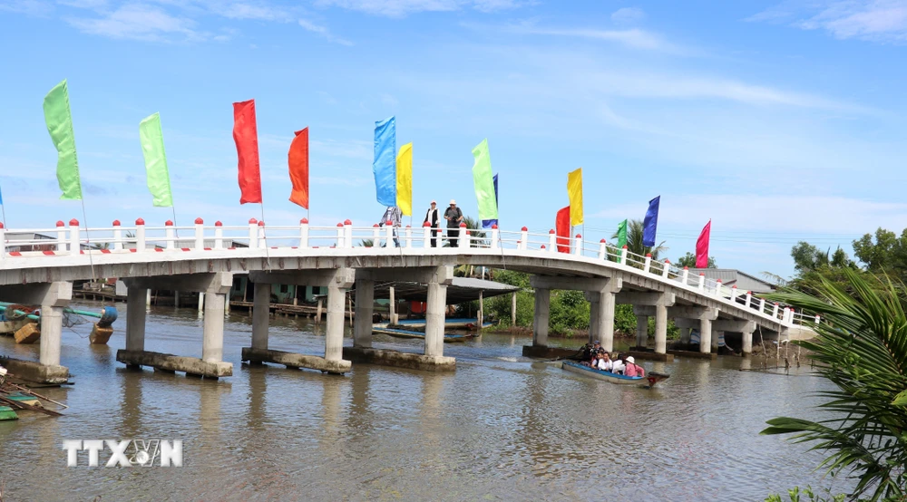 Cầu giao thông nông thôn vừa được đưa vào sử dụng tại xã Thuận Hòa, huyện An Minh (Kiên Giang) phục vụ nhu cầu đi lại của người dân. (Ảnh: Lê Huy Hải/TTXVN)