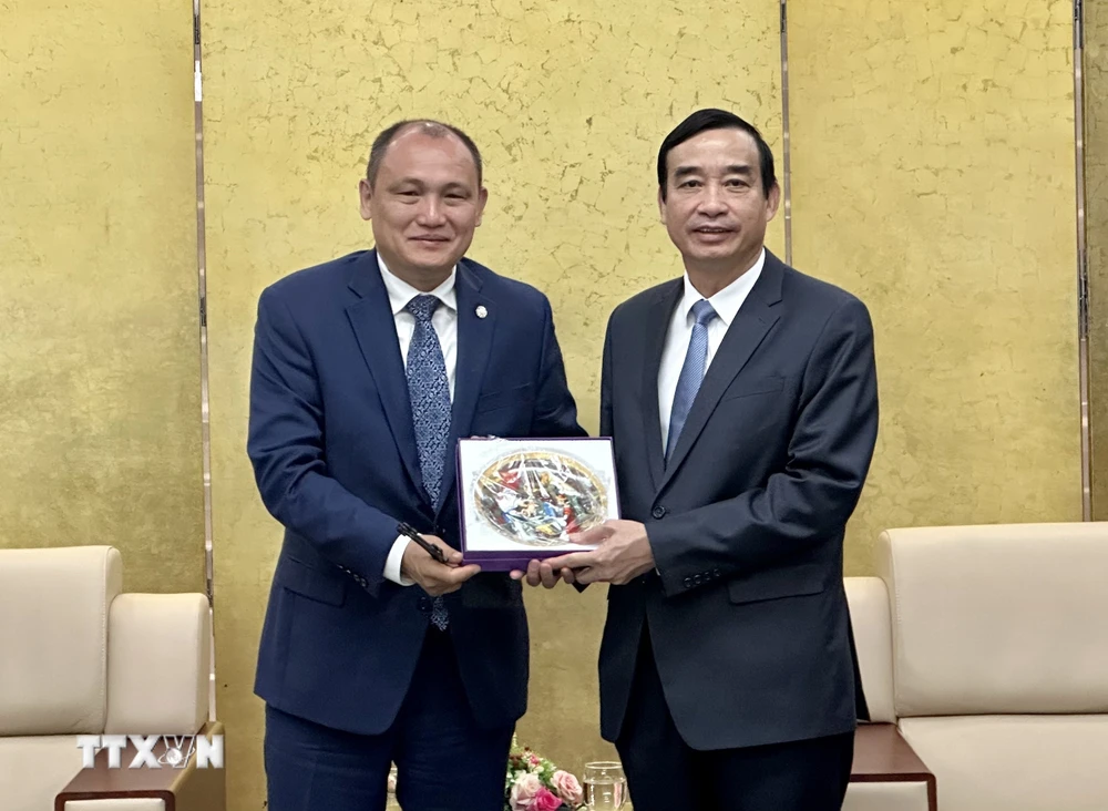 Ngài Kanat Tumysh (trái), Đại sứ Kazakhstan tại Việt Nam tặng quà lưu niệm cho Chủ tịch Ủy ban Nhân dân thành phố Đà Nẵng Lê Trung Chinh. (Ảnh: Trần Lê Lâm/TTXVN)