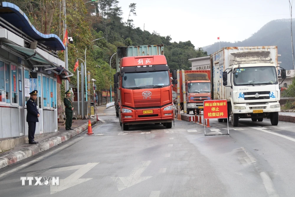 Lực lượng Biên phòng Cửa khẩu Quốc tế Hữu Nghị (Lạng Sơn) đảm bảo công tác trực phân luồng phương tiện xuất nhập khẩu. (Ảnh: Quang Duy/TTXVN)