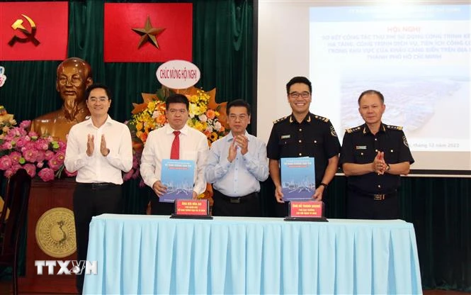 Sở Giao thông Vận tải và Cục Hải quan Thành phố Hồ Chí Minh ký kết quy chế phối hợp thu phí cảng biển. (Ảnh: Tiến Lực/TTXVN)