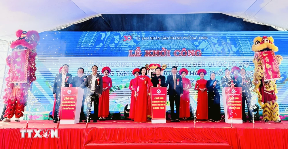 Lễ khởi công dự án đường nối từ tỉnh lộ 342 đến QL279 qua trung tâm xã Sơn Dương, tỉnh Quảng Ninh. (Ảnh: TTXVN phát)