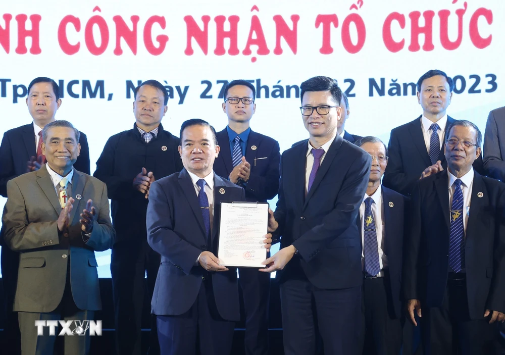 Lãnh đạo Ban Tôn giáo Chính phủ trao quyết định cho Ban điều hành Tổng hội Hội thánh Phúc âm Toàn vẹn Việt Nam. (Ảnh: Anh Tuấn/TTXVN)
