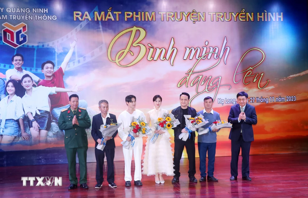 Trung tâm Truyền thông tỉnh Quảng Ninh tặng hoa cho đoàn làm phim. (Ảnh: Văn Đức/TTXVN)