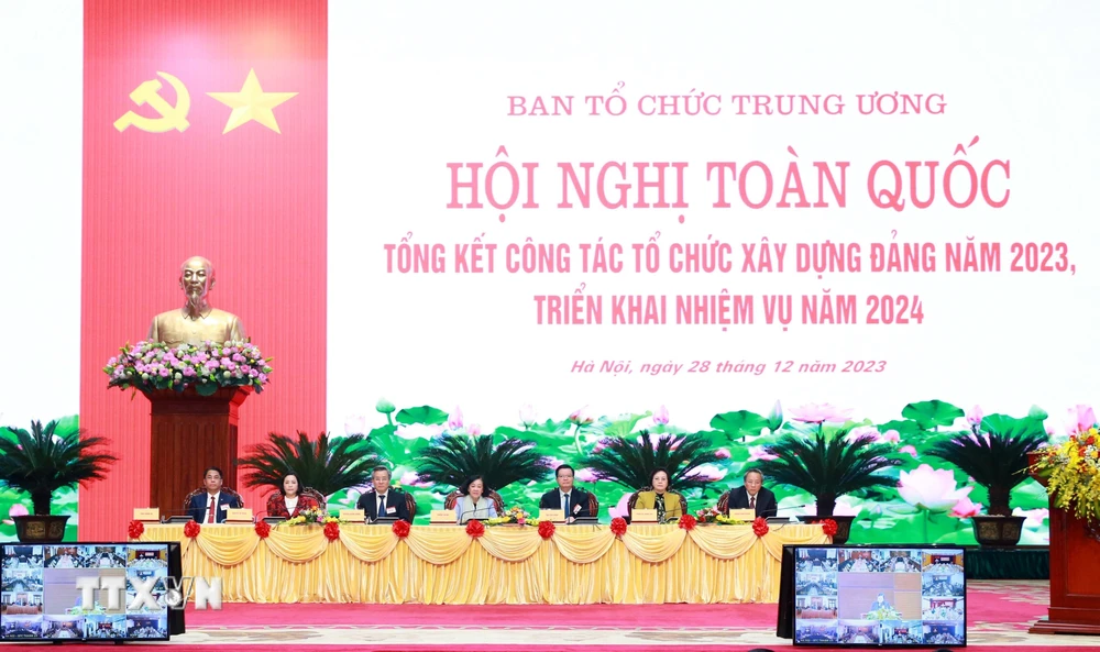 Thường trực Ban Bí thư, Trưởng Ban Tổ chức Trung ương Trương Thị Mai và đoàn Chủ tịch chủ trì hội nghị. (Ảnh: Phương Hoa/TTXVN)