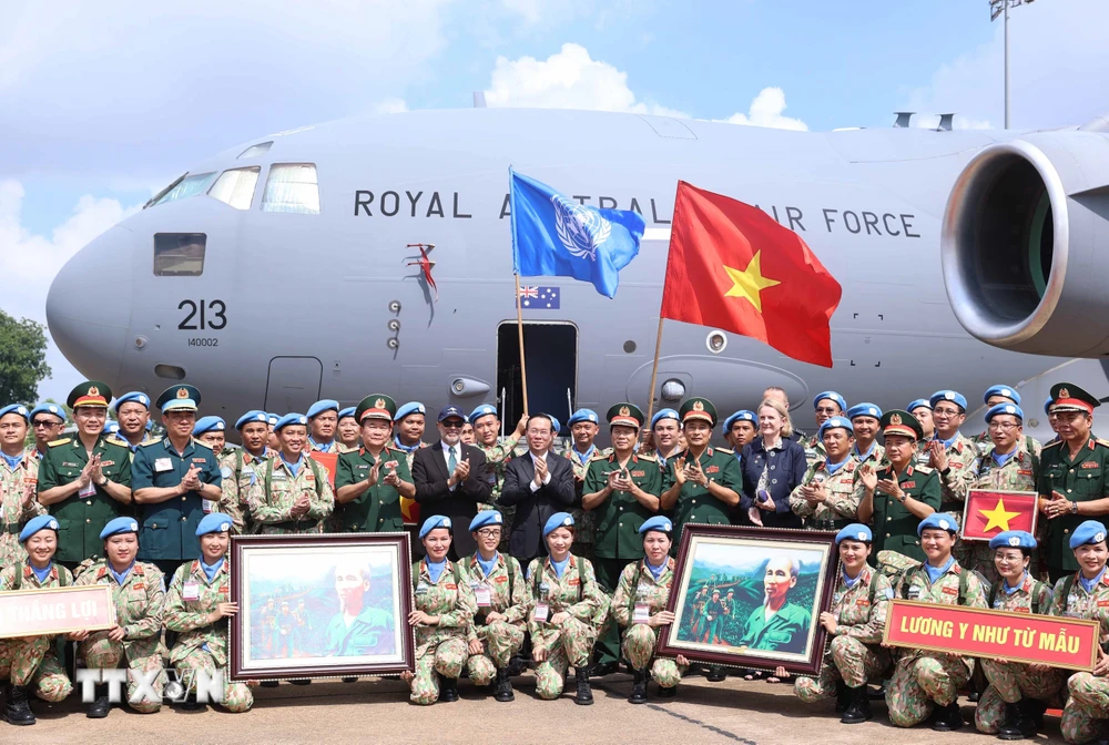 Chủ tịch nước Võ Văn Thưởng với các lực lượng lên đường thực hiện nhiệm vụ Gìn giữ Hòa bình Liên hợp quốc tại Nam Sudan. (Ảnh: Thống Nhất/TTXVN)