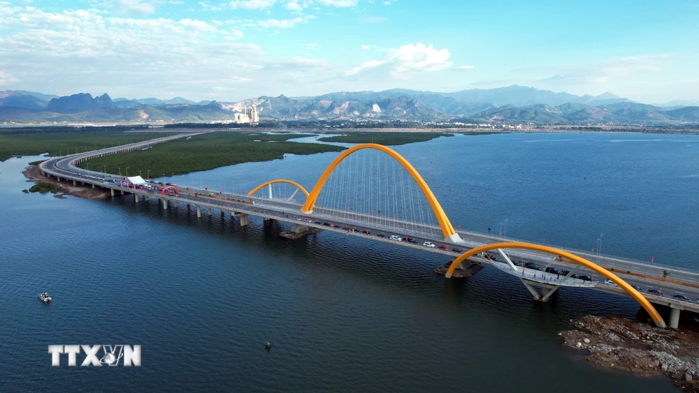 Tỉnh Quảng Ninh khánh thành cầu Bình Minh (cầu Cửa Lục 3) qua vịnh Cửa Lục. (Ảnh: Thanh Vân/TTXVN)