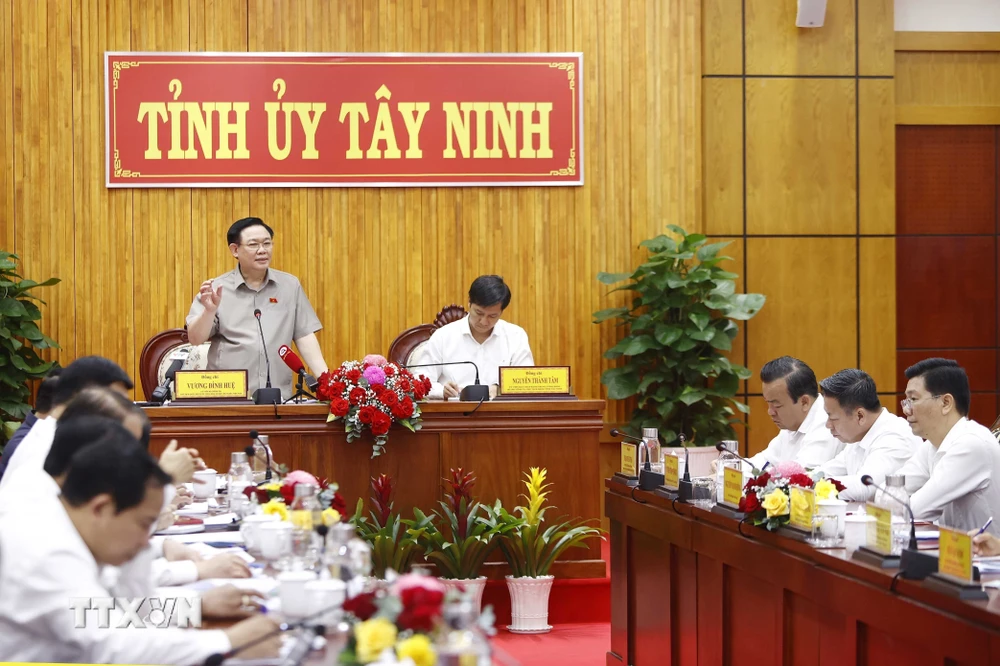 Chủ tịch Quốc hội Vương Đình Huệ phát biểu chỉ đạo tại buổi làm việc với Ban Thường vụ Tỉnh ủy Tây Ninh. (Ảnh: An Đăng/TTXVN)