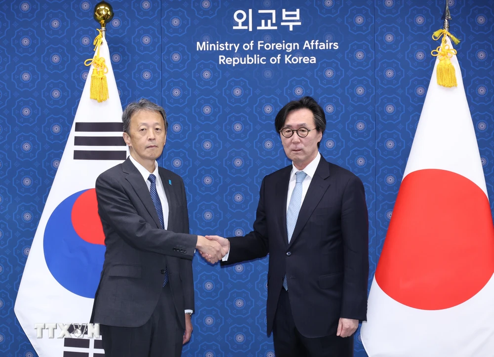 Thứ trưởng Ngoại giao Hàn Quốc Chang Ho-jin (phải) và người đồng cấp Nhật Bản Masataka Okano tại Đối thoại chiến lược song phương ở Seoul (Hàn Quốc) ngày 5/10/2023. (Nguồn: YONHAP/TTXVN)