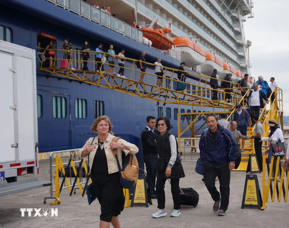 Du khách trên siêu tàu Celebrity Solstice thăm Vịnh Hạ Long và các điểm du lịch nổi tiếng của Quảng Ninh. (Ảnh: Thanh Vân/TTXVN)