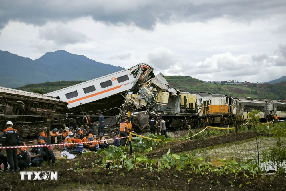 Hiện trường vụ tai nạn tàu hỏa tại Cicalengka, Tây Java, Indonesia, ngày 5/1/2024. (Ảnh: AFP/TTXVN)