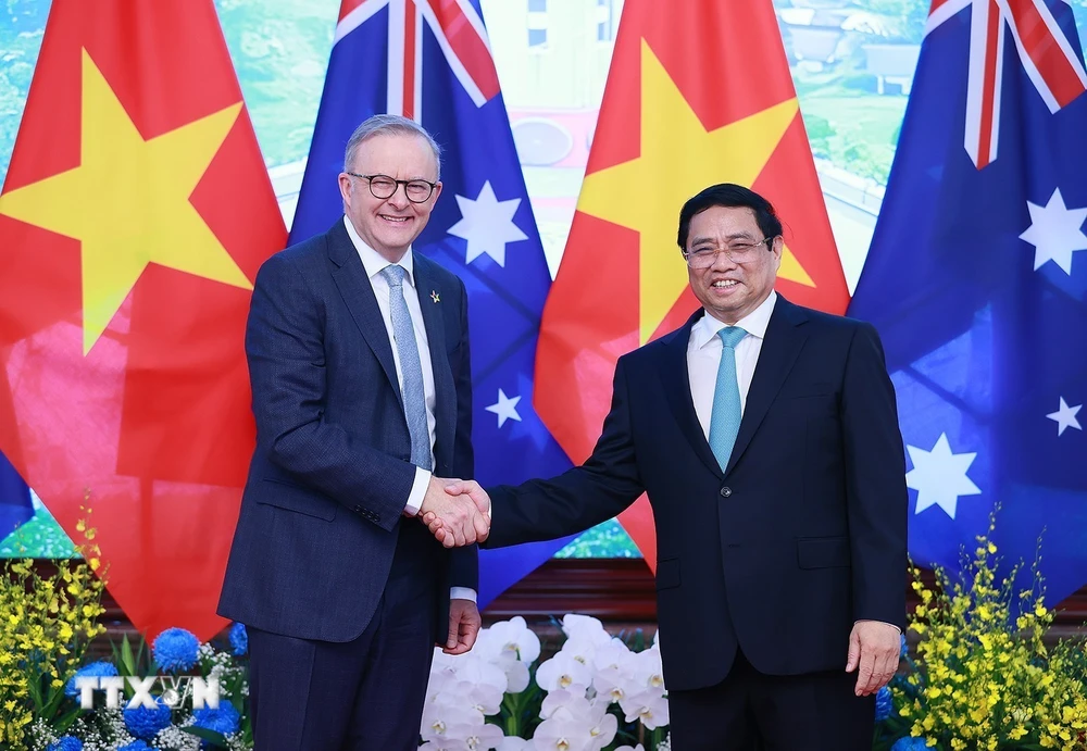 Thủ tướng Phạm Minh Chính và Thủ tướng Australia Anthony Albanese chụp ảnh chung trong buổi hội đàm ngày 4/6/2023. (Ảnh: Dương Giang/TTXVN)