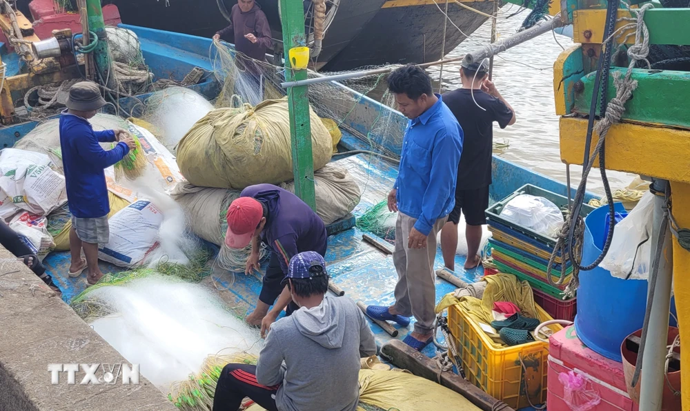 Tàu cá của ngư dân xã Lộc An (Đất Đỏ, Bà Rịa-Vũng Tàu) chuẩn bị ngư lưới cụ để ra khơi đánh bắt chuyến cuối năm. (Ảnh: Hoàng Nhị/TTXVN)