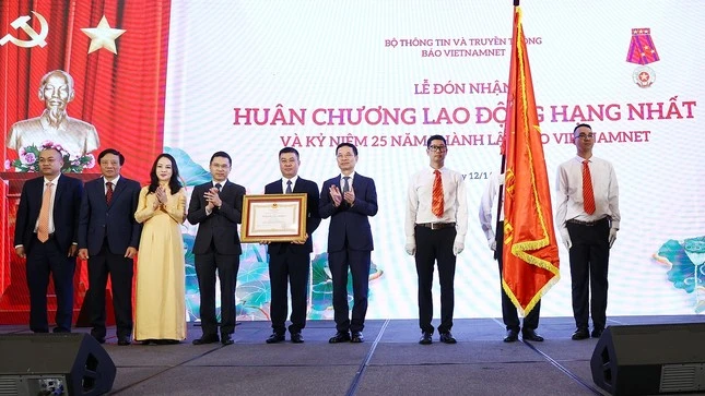 Báo VietNamNet đón nhận Huân chương Lao động hạng Nhất nhân kỷ niệm 25 năm thành lập. 