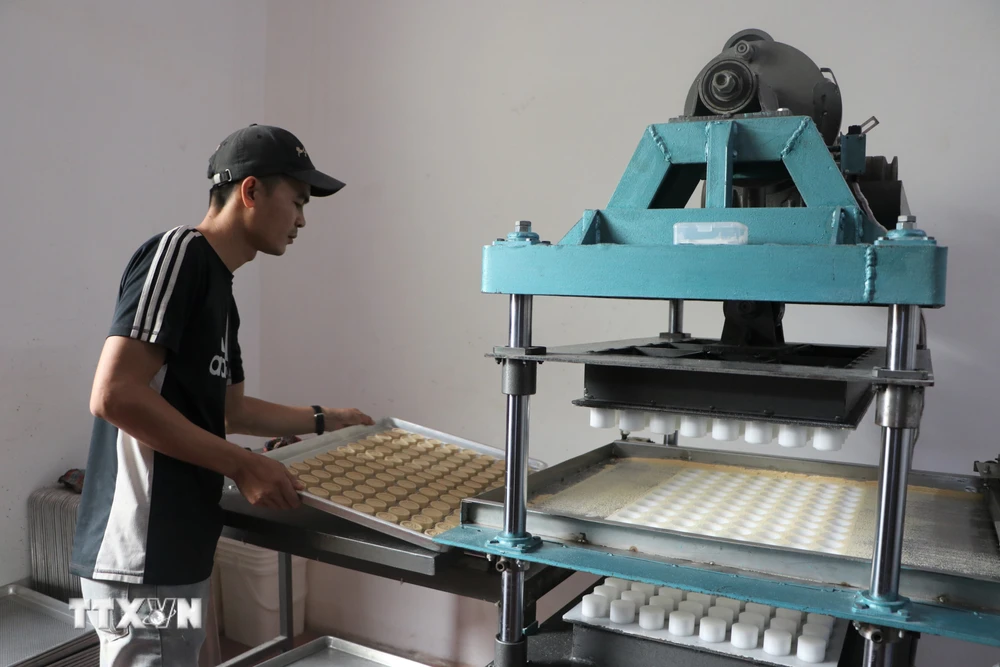 Sản xuất bánh đậu xanh Tam Bảo - sản phẩm truyền thống đạt OCOP 3 sao của tỉnh Quảng Ngãi. (Ảnh: Đinh Hương/TTXVN) 