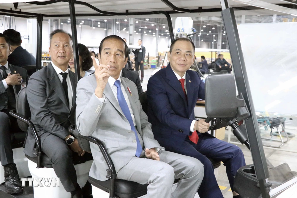 Tổng thống Indonesia Joko Widodo thăm nhà máy VinFast Hải Phòng. (Ảnh: Hoàng Ngọc/TTXVN)