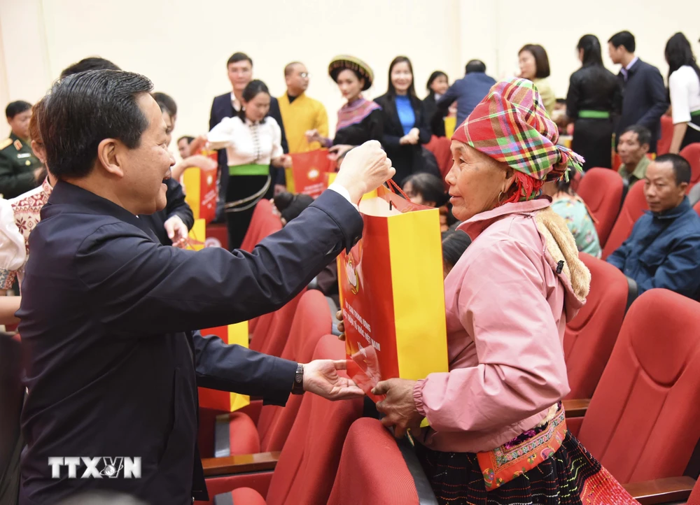 Phó Thủ tướng Chính phủ Lê Minh Khái thăm, tặng quà Tết tại Điện Biên