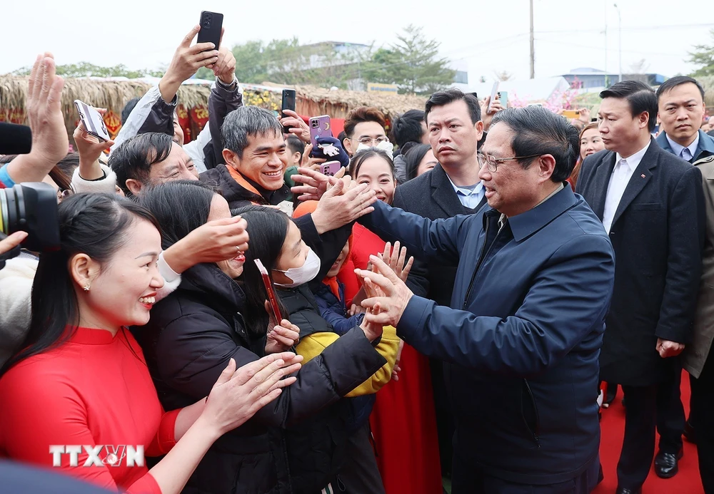 Thủ tướng Phạm Minh Chính với công nhân, người lao động tại "Ngày hội công nhân - Đón chào Xuân mới" 2024. (Ảnh: Dương Giang/TTXVN)