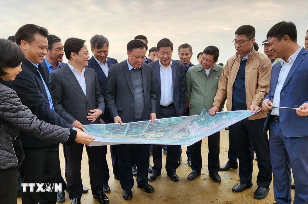 Bí thư Thành ủy Hà Nội Đinh Tiến Dũng kiểm tra về tình hình thực hiện dự án Vành đai 4 trên địa bàn tỉnh Bắc Ninh. (Ảnh: TTXVN phát)