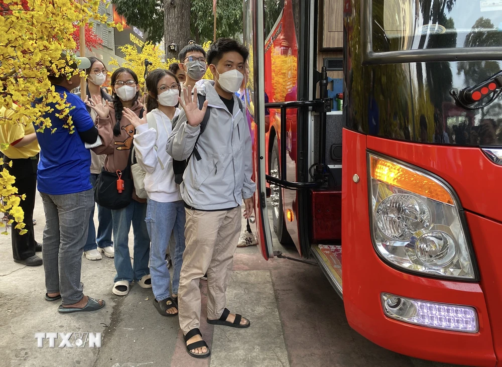 Sinh viên háo hức lên các chuyến xe về quê đón Tết. (Ảnh: Hồng Giang/TTXVN)