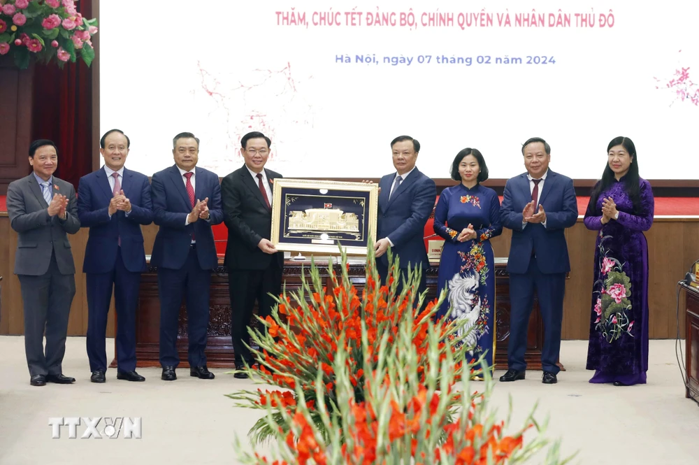 Chủ tịch Quốc hội Vương Đình Huệ tặng quà Tết cho lãnh đạo thành phố Hà Nội. (Ảnh: Nhan Sáng/TTXVN)