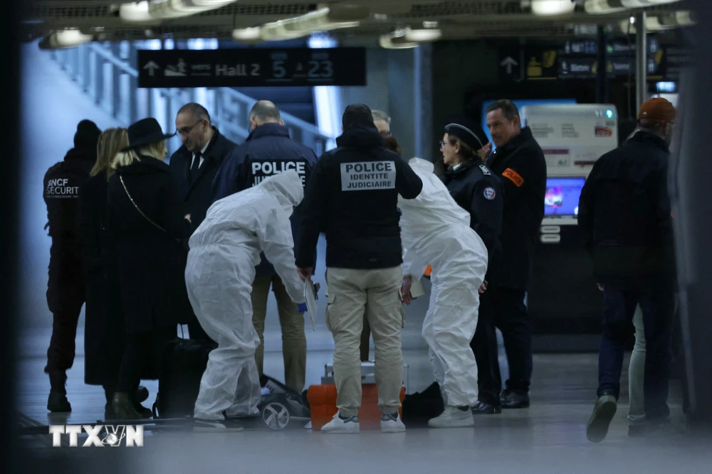 Cảnh sát điều tra tại hiện trường vụ tấn công bằng dao ở nhà ga Gare de Lyon, Paris, Pháp, ngày 3/2/2024. (Nguồn: AFP/TTXVN)