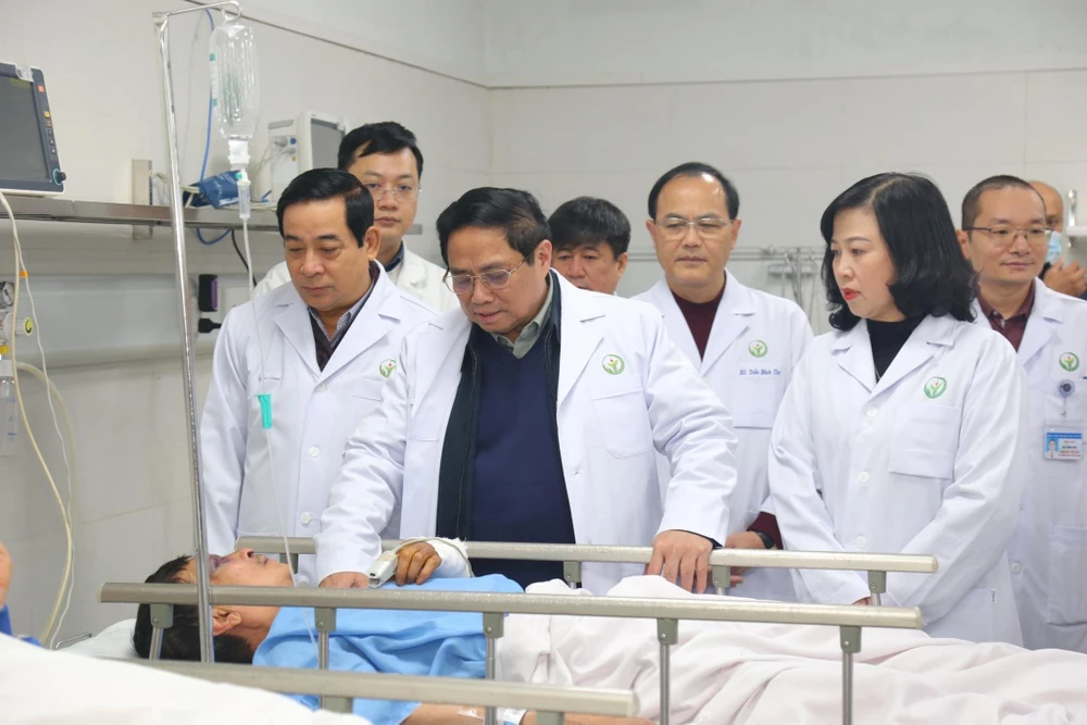 Thủ tướng Phạm Minh Chính chúc Tết bệnh nhân đang điều trị tại Bệnh viện hữu nghị Việt Đức. (Ảnh: PV/Vietnam+)