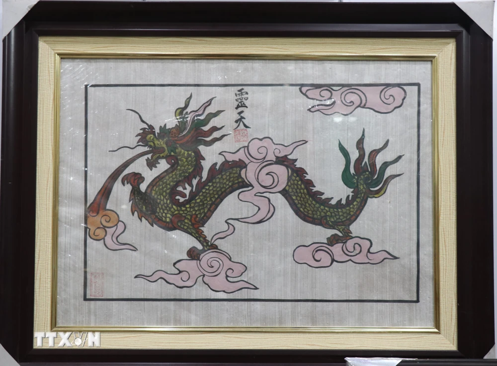Tranh rồng được nghệ nhân ưu tú làng tranh Đông Hồ sáng tạo cho những người tuổi Thìn. (Ảnh: Thanh Thương/TTXVN)