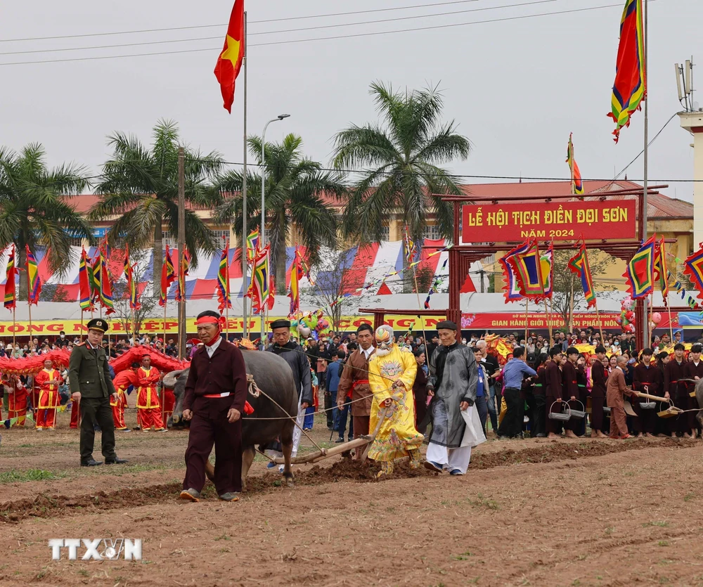 Bài 1: Xây dựng nền văn hóa Việt Nam tiên tiến, đậm đà bản sắc dân tộc ...