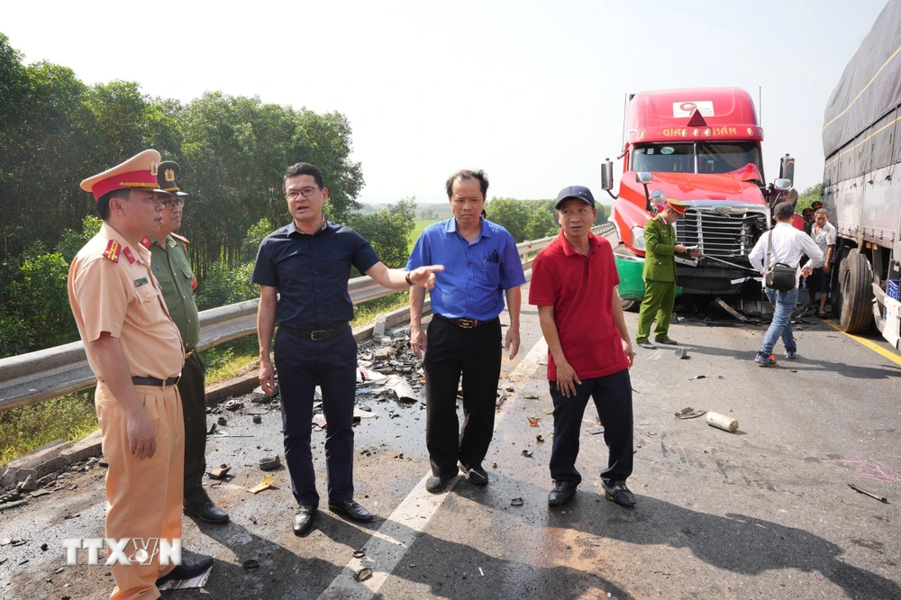 Phó Chủ tịch Ủy ban Nhân dân tỉnh Thừa Thiên-Huế Hoàng Hải Minh (giữa) đến hiện trường trực tiếp chỉ đạo công tác điều tra nguyên nhân vụ tai nạn đặc biệt nghiêm trọng trên cao tốc Cam Lộ-La Sơn. (Ảnh: TTXVN phát)