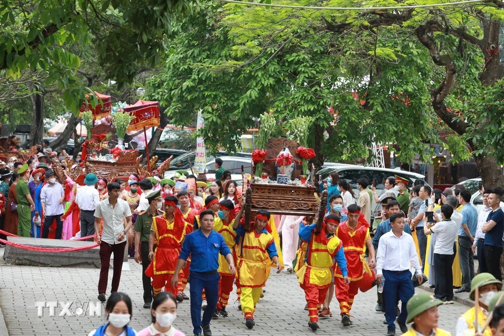 Ninh Bình: Lễ hội truyền thống động Hoa Lư thu hút du khách