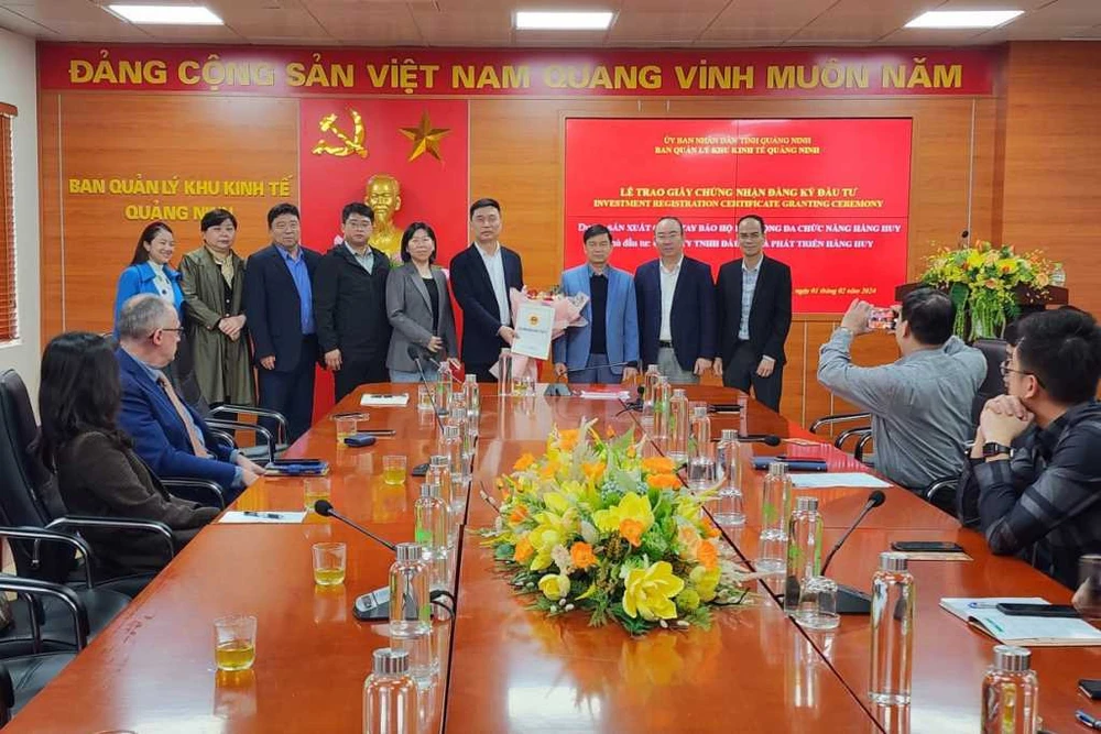 Ông Phạm Xuân Đài, Trưởng Ban Quản lý Khu Kinh tế tỉnh Quảng Ninh trao Giấy Chứng nhận đăng ký đầu tư cho Dự án sản xuất găng tay bảo hộ lao động đa chức năng tại Khu Công nghiệp Texhong Hải Hà, ngày 1/2/2024. (Nguồn: Cổng Thông tin Điện tử tỉnh Quảng Ninh)