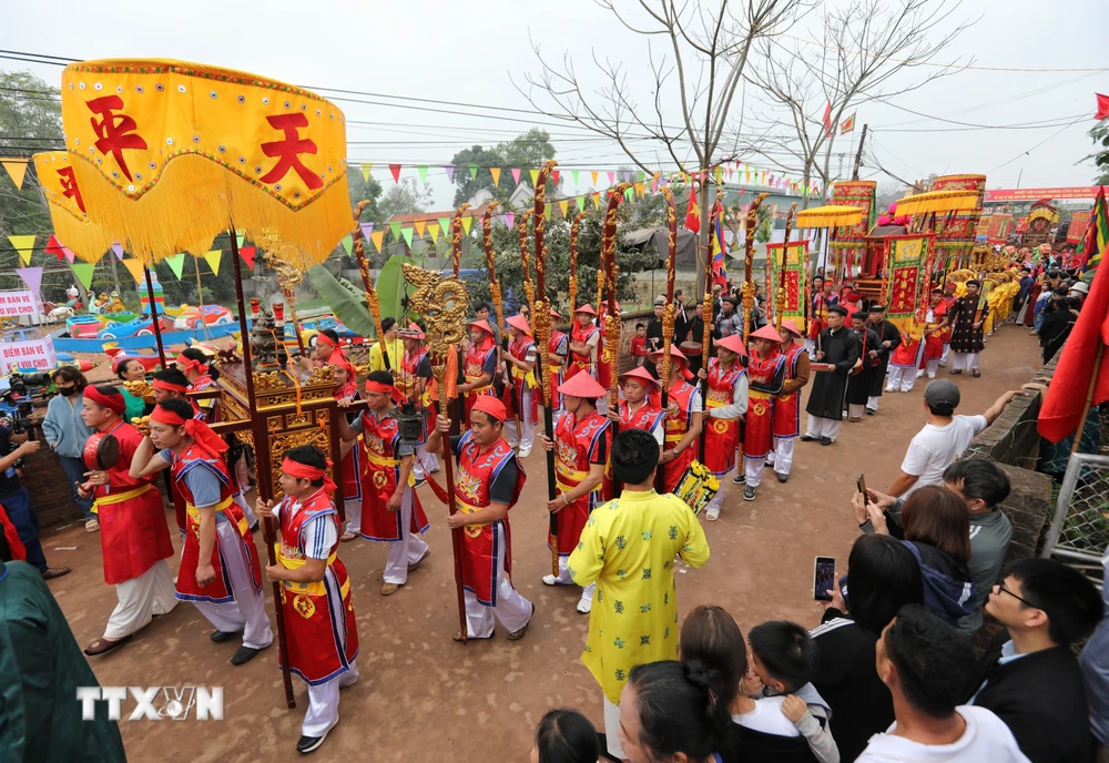 Lễ rước kiệu từ đền Cổ Ngựa đến đền Chúa Then trong Lễ hội mở cửa rừng tại Bắc Giang. (Ảnh: Danh Lam/TTXVN)