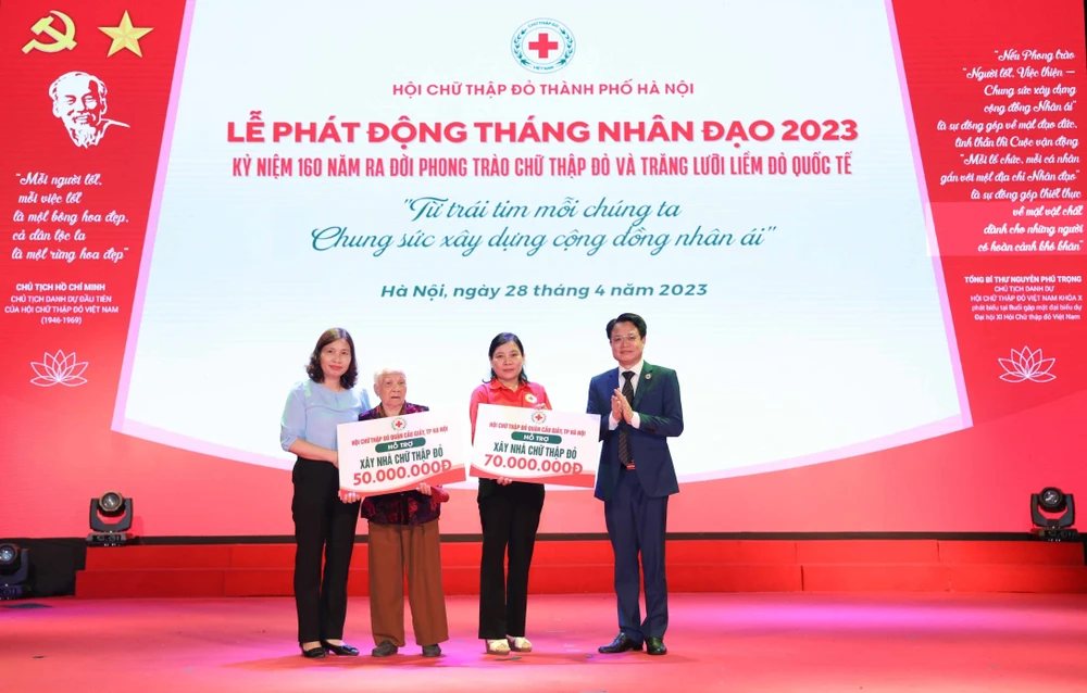 Hội Chữ thập đỏ Thành phố Hà Nội, Hội Chữ thập Đỏ quận Cầu Giấy trao kinh phí hỗ trợ xây 02 nhà Chữ thập Đỏ tại buổi lễ phát động Tháng Nhân đạo năm 2023. (Ảnh: Thanh Tùng/TTXVN)