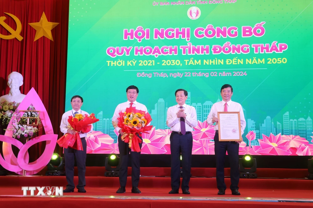 Phó Thủ tướng Chính phủ Lê Minh Khái trao Quyết định Phê duyệt Quy hoạch tỉnh Đồng Tháp thời kỳ 2021-2030, tầm nhìn 2050. (Ảnh: Nguyễn Văn Trí/TTXVN)