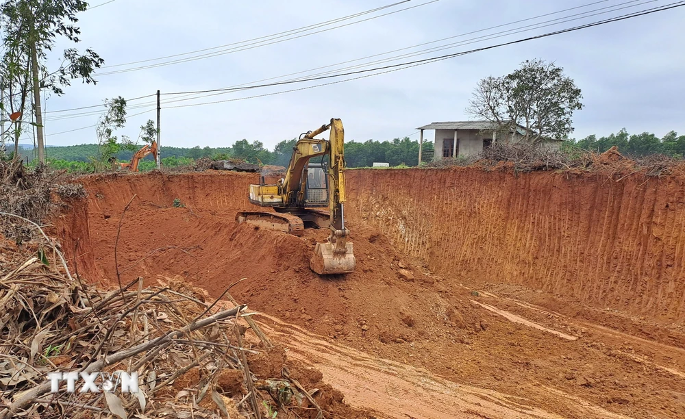 Phương tiện đào múc đất rừng sản xuất trái phép quy mô lớn ở thôn Bến Hà, xã Linh Trường, huyện Gio Linh, tỉnh Quảng Trị. (Ảnh: Nguyên Lý/TTXVN)