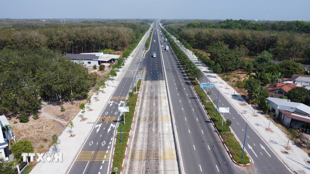 Đường Mỹ Phước-Tân Vạn dài 62km với 10 làn xe kết nối các khu công nghiệp tại Bình Dương. (Ảnh: TTXVN phát)