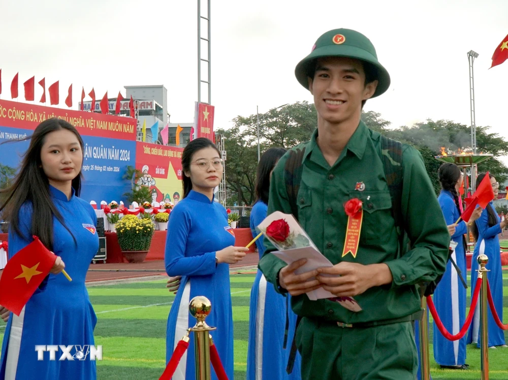 Thanh niên quận Thanh Khê (thành phố Đà Nẵng) hăng hái, phấn khởi lên đường nhập ngũ. (Ảnh: Quốc Dũng/TTXVN)