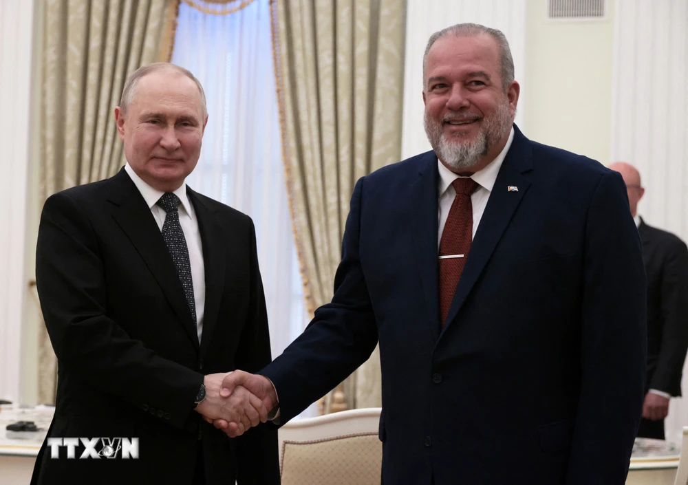 Tổng thống Nga Vladimir Putin (trái) và Thủ tướng Cuba Manuel Marrero tại cuộc gặp ở Moskva ngày 14/6/2023. (Ảnh: AFP/TTXVN)